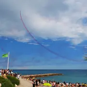 Panaches tricolores au-dessus de la plage et de la Méditerranée