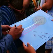 Pilote signant une affiche de la Patrouille de France