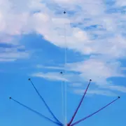 Formation de la Patrouille de France dessinant des panaches tricolores dans le ciel