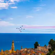 Patrouille de France au-dessus de la vieille ville de Menton