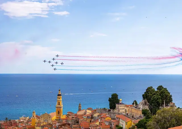La Patrouille de France survole la vieille ville de Menton et la Méditerranée