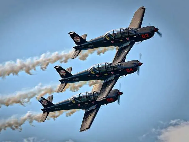 Avions de l’Epsilon Team évoluant en formation dans le ciel