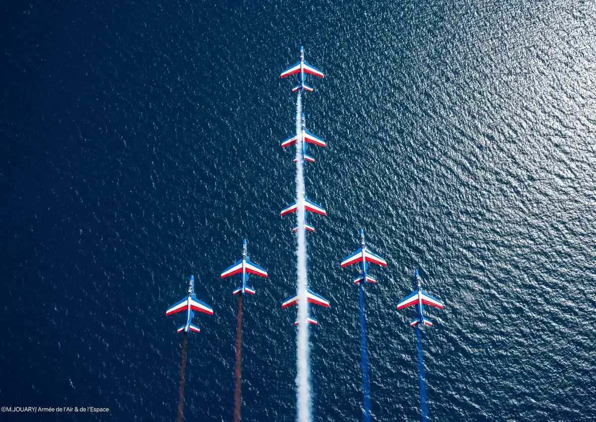 Patrouille de France vue du ciel au-dessus de la Méditerranée