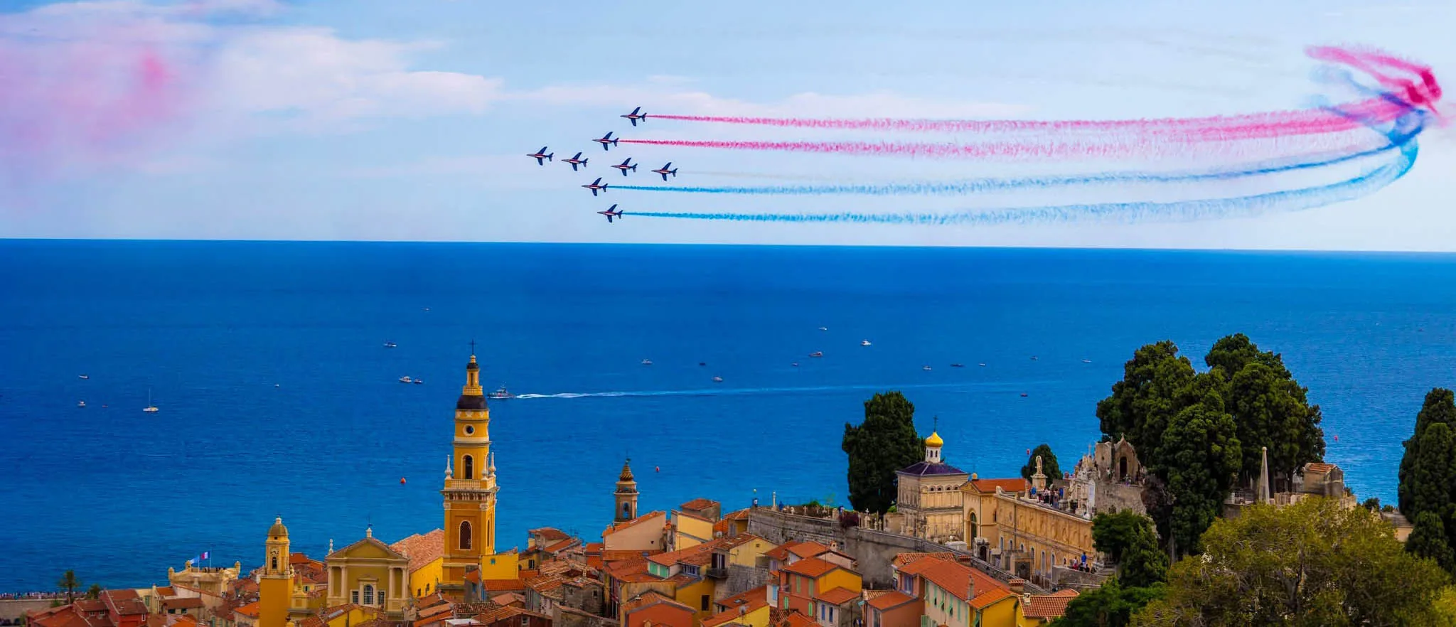 La Patrouille de France trace des panaches tricolores au-dessus de Menton et de la Méditerranée
