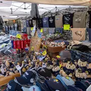 Boutique aéronautique avec maquettes, peluches et vêtements