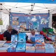 Stand de livres et bandes dessinées sur la Patrouille de France