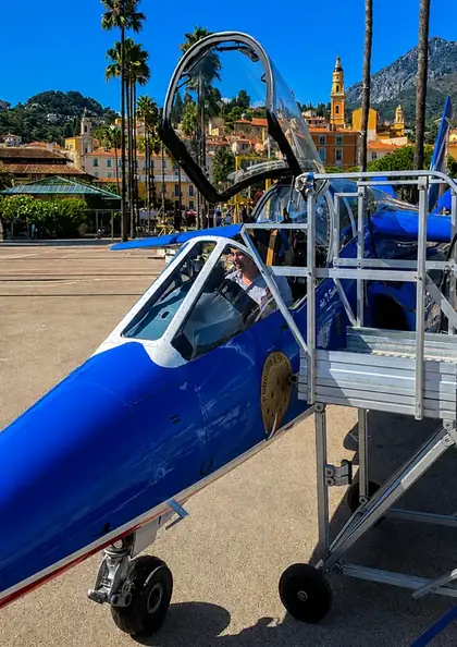 Cockpit d’avion exposé dans le village aéronautique à Menton