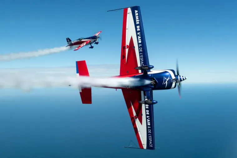 Avion de l’Équipe de Voltige de l’Armée de l'air et de l'Espace réalisant une figure aérienne