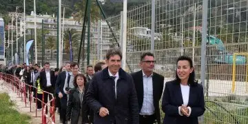 Baie des Sablettes : la digue est en place 