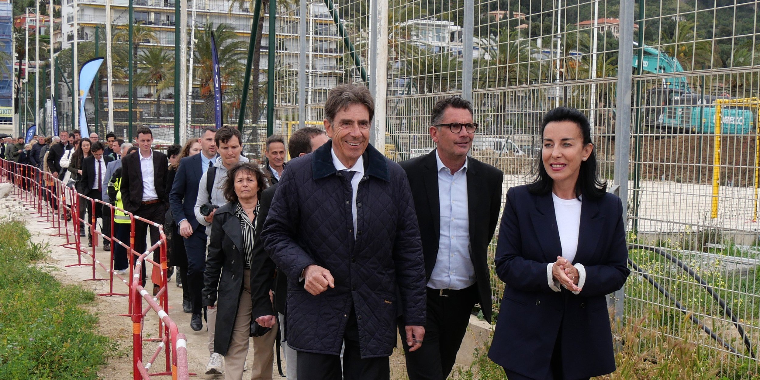Baie des Sablettes : la digue est en place 