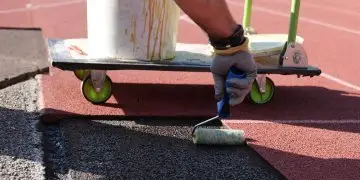 La piste d'athlétisme du stade Saint-Roman se refait une beauté !